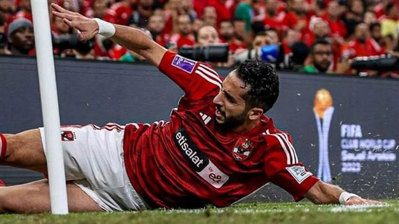 موعد الفحوصات الطبية والأشعة لنجم الأهلي كريم فؤاد بعد الإصابة